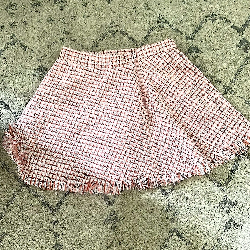 Pink skirt from H&M with zipper and an adjustable elastic band and button.